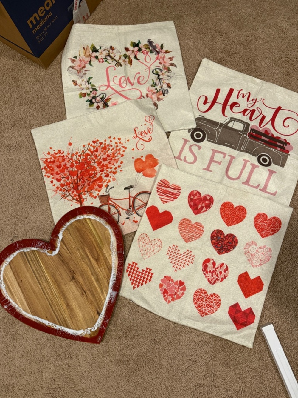 Valentine’s Day decor lot ❤️🤍🩷